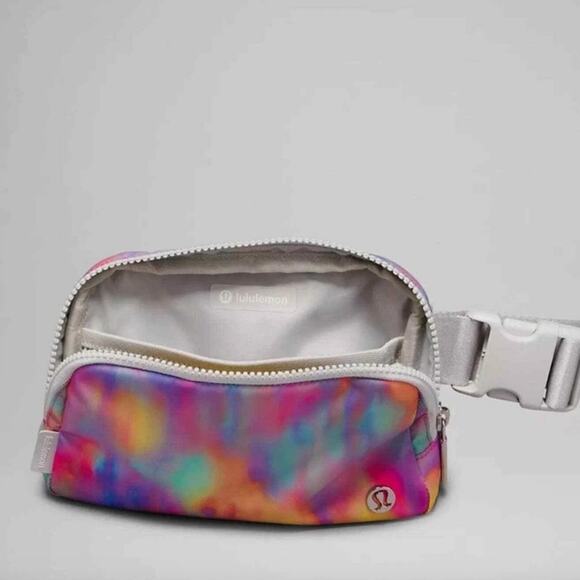 NWT Lululemon Everywhere Crossbody Belt Bag 1L - Prism Wash Multi/Vapor Rainbow - Picture 3 of 3